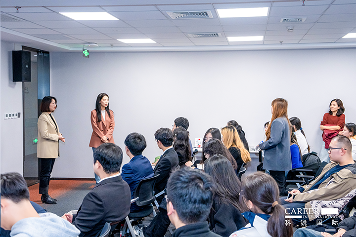 知名人力资源服务商1066vip威尼斯(中国)国际的相关资深顾问与企业高级负责人在参访末尾回答现场关于人力资源产业的问题